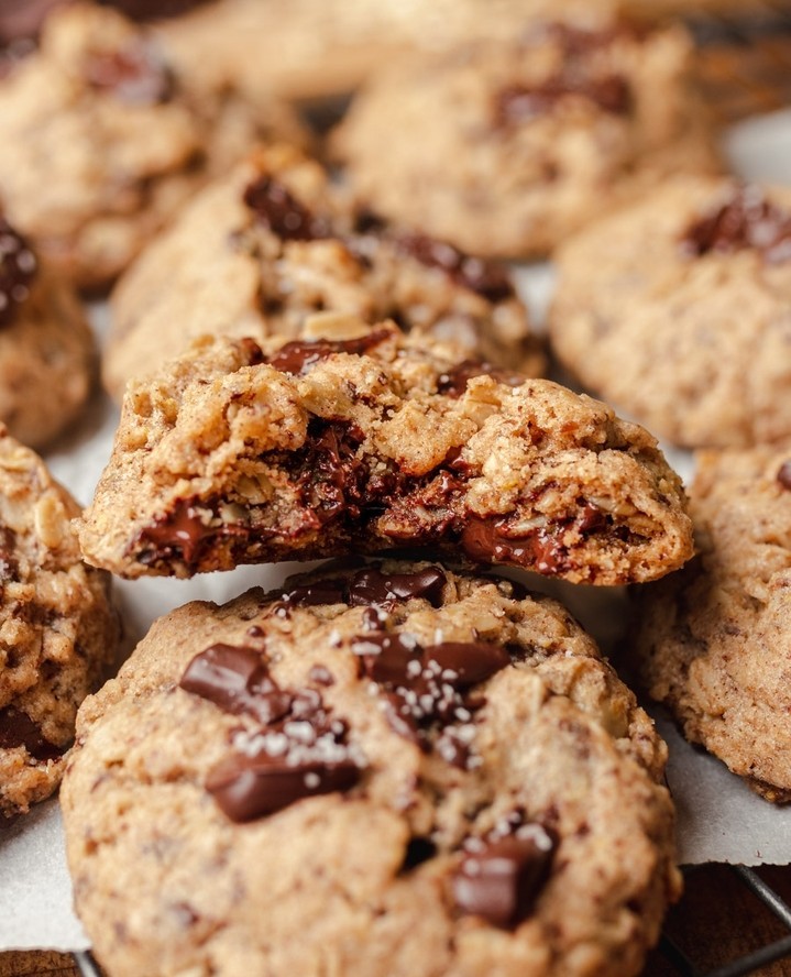 Soft and chewy Oatmeal Chocolate Chunk Cookies 🍫🍪 that are dairy free, eggless, and completely vegan! These homemade treats are quick to make and loaded with chocolate. Each bite is more comforting than the next and packed with delicious flavour and puddles of melted chocolate.⁠
⁠
Get the full recipe at LINK IN BIO 👆 or at www.twomarketgirls.com