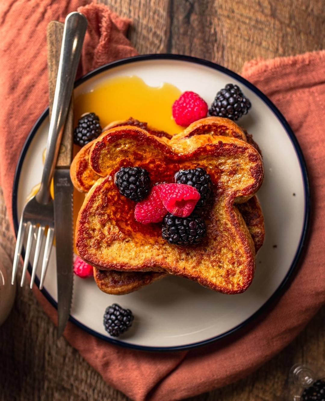 Looking for a quick and easy brunch for two? Learn how to make the best Vegan French Toast for an easy eggless and dairy free breakfast. Perfectly crispy on the outside and fluffy on the inside. 🤤⁠
⁠
Get the full recipe at LINK IN BIO 👆 or at www.twomarketgirls.com